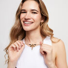 Collar corto ba&ntilde;ado en oro de 18k con lib&eacute;lula